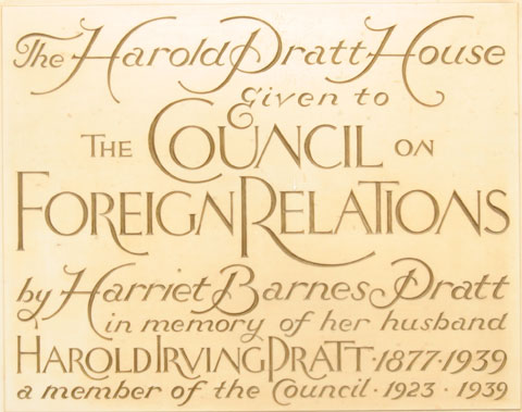 The plaque reads: The Harold Pratt House given to The Council on Foreign Relations by Harriest Barnes Pratt in memory of her husband Harold Irving Pratt 1877&ndash;1939 member of the Council 1923&ndash;1939